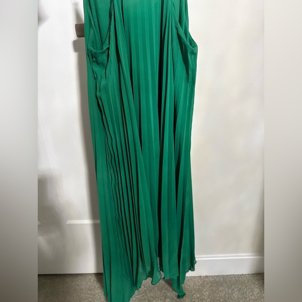 H&M pleated dress with spaghetti straps. Size 6. Runs big - Picture 5 of 7